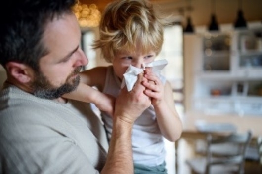 Kaj pri otrocih povzroča zamašen nos, posebej ponoči?