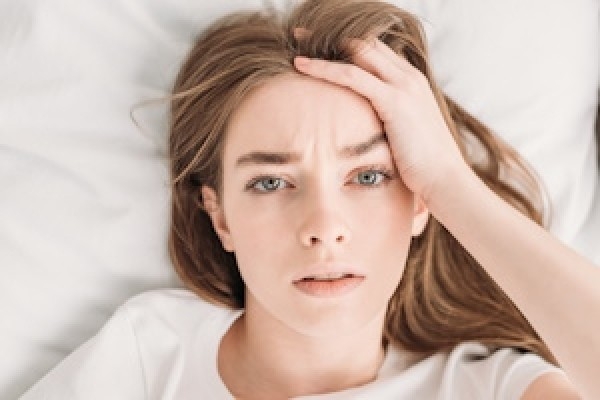 Kako uspešno blažimo glavobole med menstruacijo?